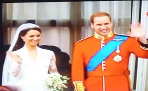 Kate (agora, Catherine) e William no balcão de Buckingham