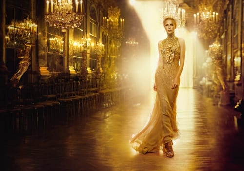 Charlize Theron na campanha de J´adore, no Palácio de Versalhes