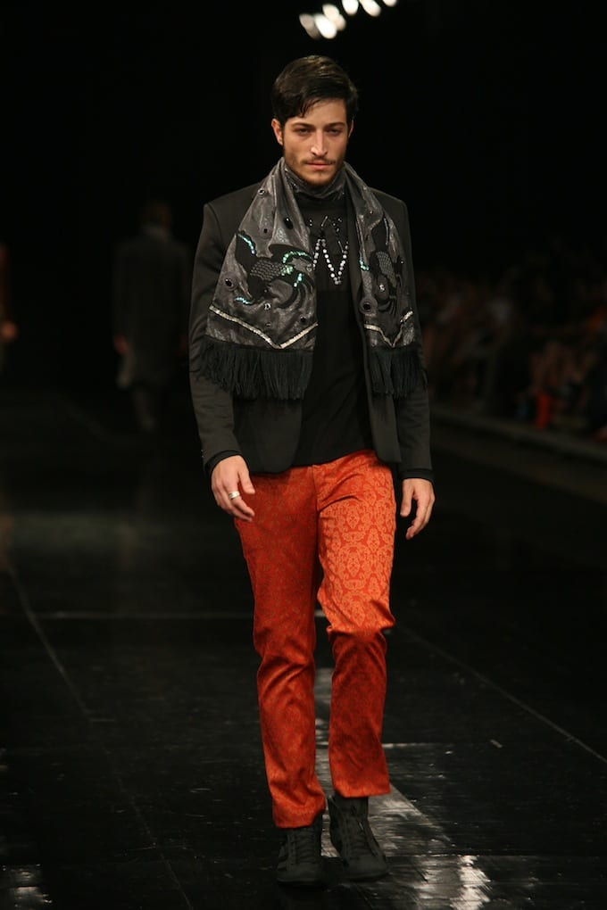 Calça de adamscado vermelho e echarpe bordada Mario Queiroz