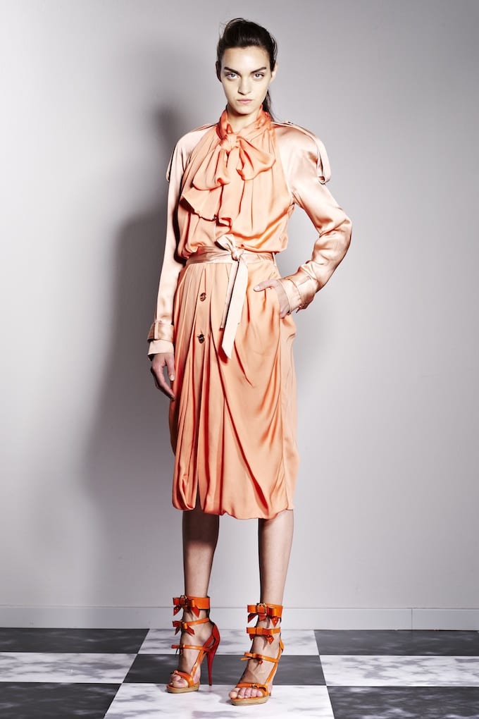 Estilo Joan Crawford no modelo cheio de amarrados e drapeados