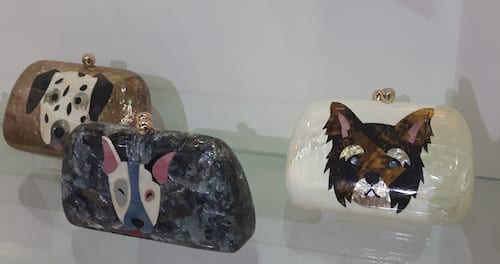 Clutches de madrepérola em marchetaria, com figuras de cachorrinhos, da Serpui, sucesso permanente (foto Ines Rozario)