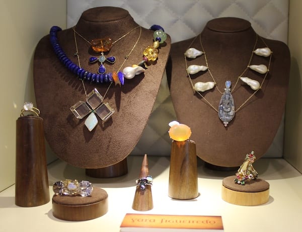 Yara Figueiredo combina materiais diferentes em joias exclusivas, peças únicas