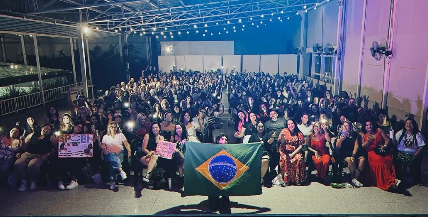 Um coreaninho com selfie e abraço!